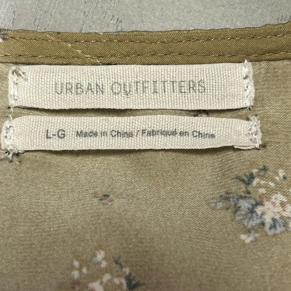 Urban Outfitters Women’s Large Floral V-Neck Cropped Long Sleeve Smocked - Picture 4 of 4